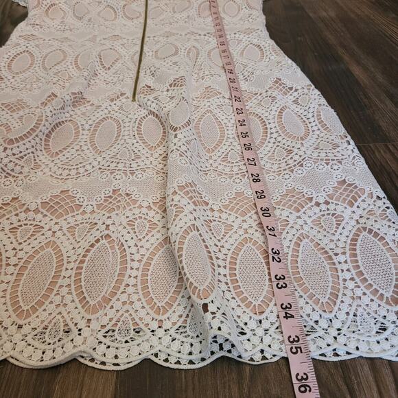 Eliza J Scalloped Lace Mini Dress Womens Size 8 White Tan Crochet Cocktail Party - Picture 7 of 8